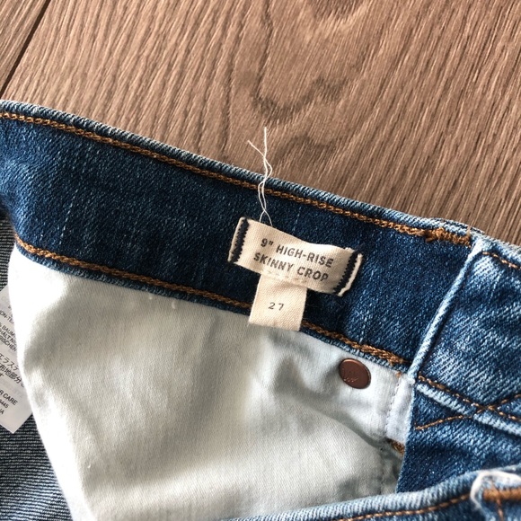 Madewell. 9” Skinny Crop Jeans. Destructed Hem. - Picture 3 of 4